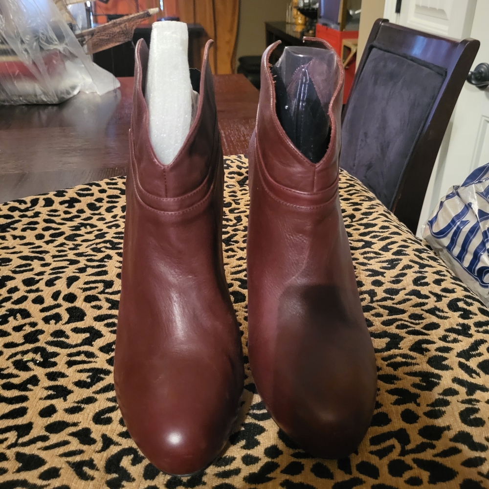 Jessica Simpson Chic Leather Ankle Boots in Rich Burgundy